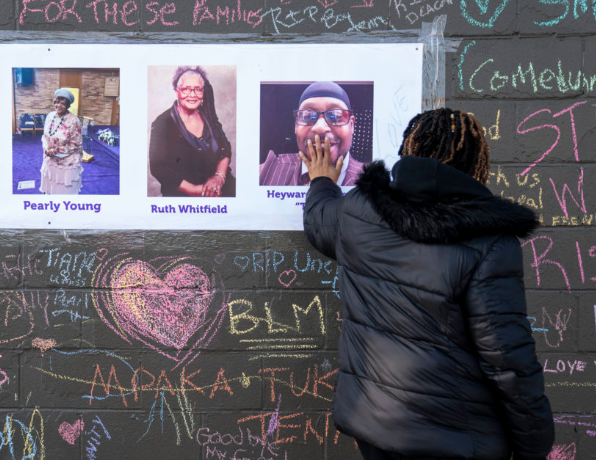버팔로 슈퍼마켓 총기 난사 사건 피해자들 인종차별 학살 1년 만에 기억