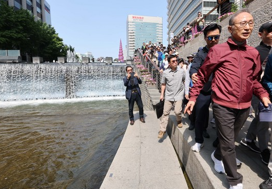 <b>이명박</b> 전 대통령, <b>청계천 산책</b>…특사 이후 세 번째 공개 행사