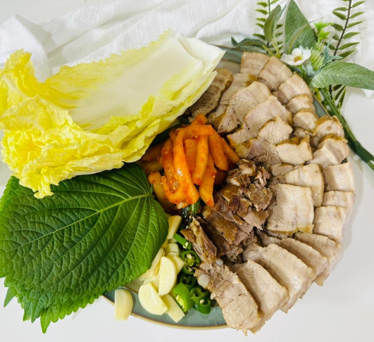  한방보쌈레시피. 육즙 가득 냄새 없고 기름 쫙 빠진 맛있는 보쌈 만드는 방법. 한약재 넣은 야들야들한 보쌈수육 만들기.삼겹살 앞다리살 요리