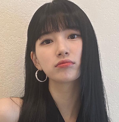  수지가 좋아하는 헤어 스타일로 긴머리 앞머리가 포인트인 풀뱅 헤어 추천