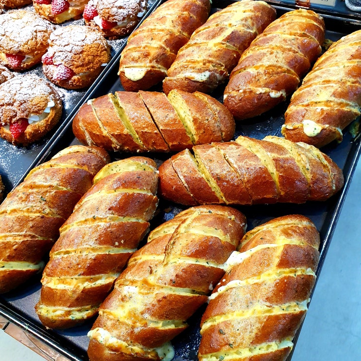  커피와 함께 먹기 좋은, 부드러운 빵! 노형동빵집