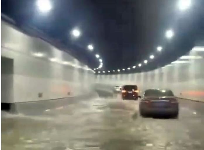 끔찍! 중국 다롄 해저터널 개통 보름만에 '물바다' VIDEO: First undersea tunnel opens in northeast China