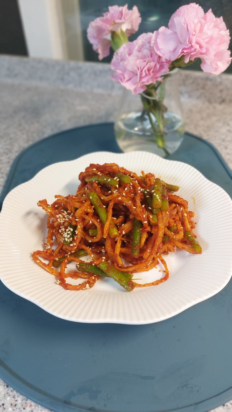 마늘쫑요리: 마늘쫑 무침 진미채와 함께 초고추장으로 무친 맛있는 밑반찬 마늘쫑요리: 마늘쫑 무침 진미채와 함께 초고추장으로 무친 맛있는 밑반찬