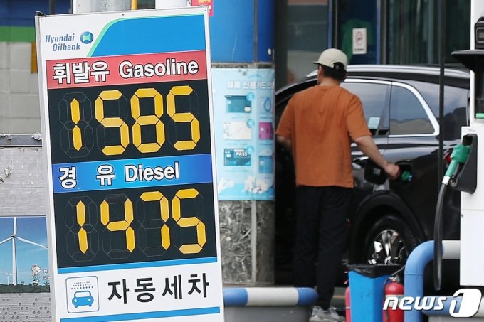 "믿을 건 기름값뿐"…국제유가↓, 휘발윳값 1500원대 눈앞 "믿을 건 기름값뿐"…국제유가↓, 휘발윳값 1500원대 눈앞
