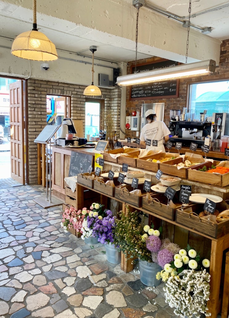  [서울 성동구] 성수동 베이커리 카페, 씨장 ssijang / 바질 토마토 바게트, 올리브 바게트, 성수역 성수 뚝도청춘시장 뚝도시장 맛집 빵집 브런치 카페