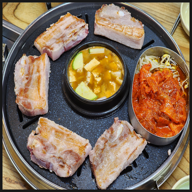  [먹거리 리뷰] 서울 까치산역 먹자골목 무한삼겹시대 무한리필 삼겹살+된장찌개 먹어본 후기