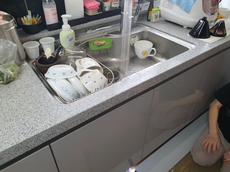  씽크대 바닥이 자구 젖고 물이 새요 뚫기 방법과 싱크대 물샘 막는 방법 안산 시흥 광명