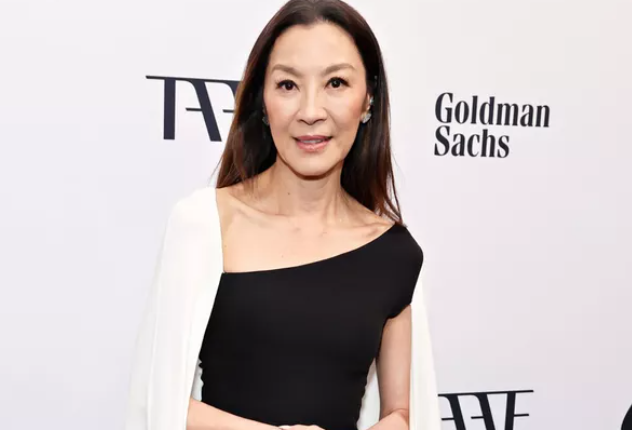 첫 뮤지컬 '위키드'를 만드는 것이 '위험'이라고 말하는 미셸 여 첫 뮤지컬 '위키드'를 만드는 것이 '위험'이라고 말하는 미셸 여