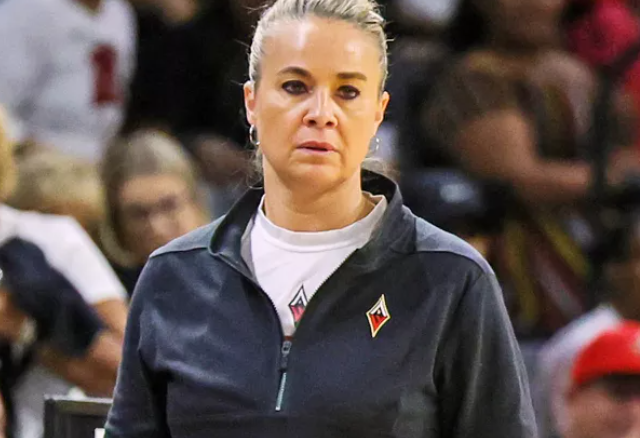 WNBA, 에이스 베키 해먼 감독 출전 정지, 임신한 선수 항의 후 드래프트 픽 철회