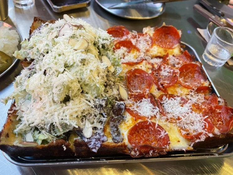  첨단 피자집 락앤도우에서 소주 한 잔