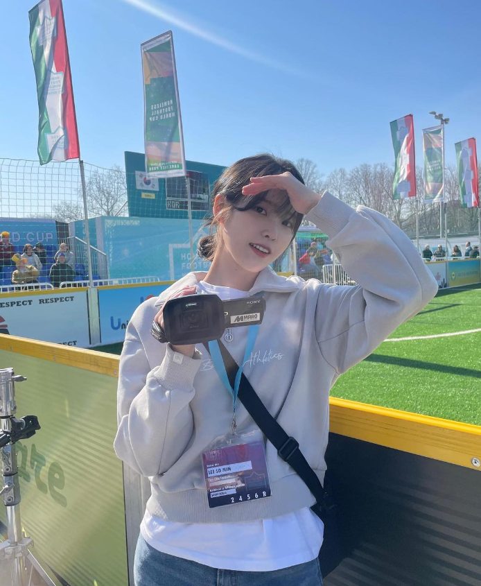  편하고 자연스러운 OOTD의 완성! 맨투맨과 데님 팬츠로 데일리룩 꾸미기