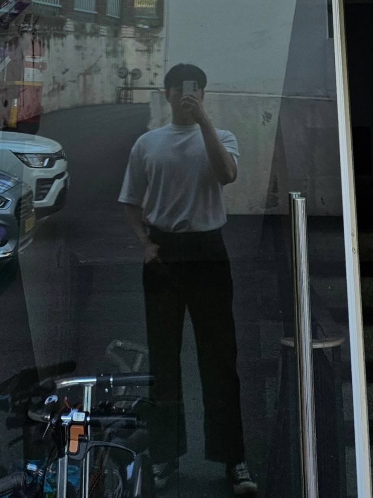 20230517 봄 데일리룩 흰색 티셔츠 흑청 청바지 넣입 코디하기 20230517 봄 데일리룩 흰색 티셔츠 흑청 청바지 넣입 코디하기