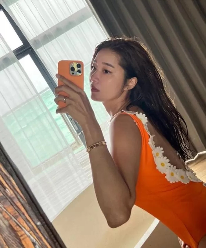 쇼핑몰 CEO 겸 인플루언서 오또맘, 최강 동안 불리는 35세...손이 클로즈업되자 모두 놀라 쇼핑몰 CEO 겸 인플루언서 오또맘, 최강 동안 불리는 35세...손이 클로즈업되자 모두 놀라