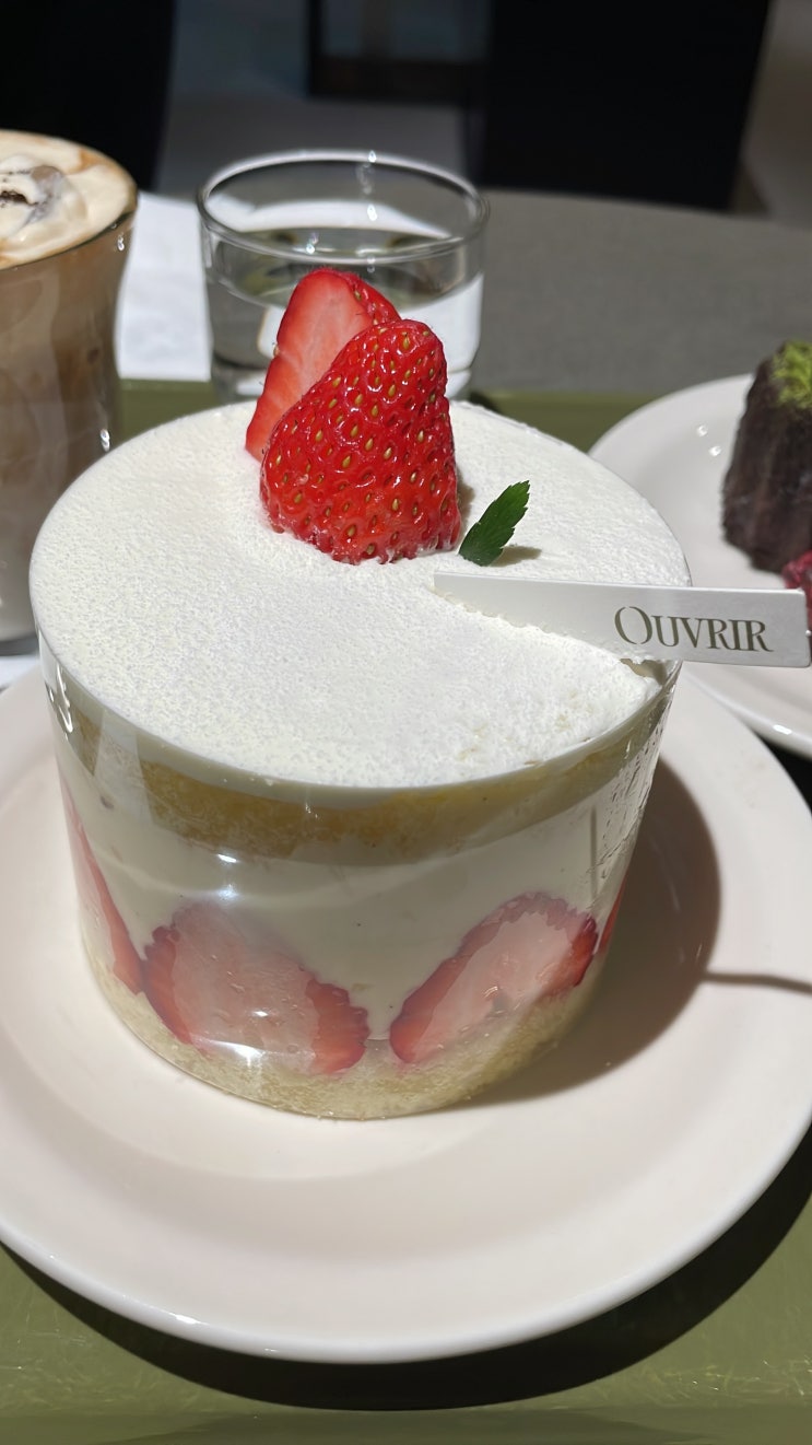  [을지로맛집] 미니멀한 분위기와 맛, 여유를 느낄수 있는 카페 '오뷔르'