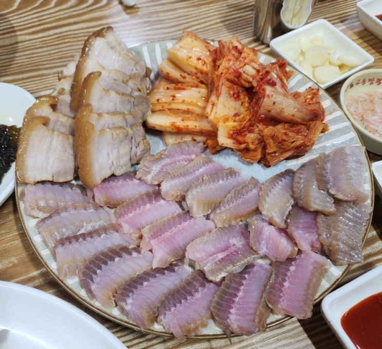  영산포 홍어삼합 - 신당역 1번출구 근처 황학동 홍어삼합 맛집소개
