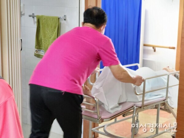 건보공단, 요양보호사 전문성 높인다···내년부터 보수교육 의무화 건보공단, 요양보호사 전문성 높인다···내년부터 보수교육 의무화