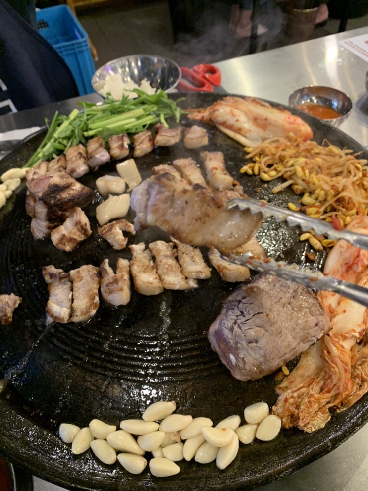  두툼한 솥뚜껑 삼겹살을 맛볼 수 있는 시흥술집_동두천솥뚜껑삼겹살 시흥배곧점