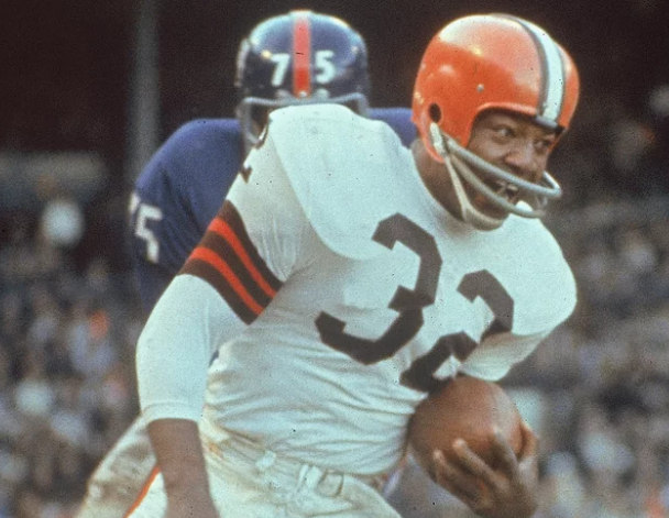 NFL 사상 최고의 러닝백 중 한 명인 짐 브라운이 87세의 나이로 사망했습니다 NFL 사상 최고의 러닝백 중 한 명인 짐 브라운이 87세의 나이로 사망했습니다
