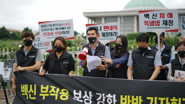 코로나 백신 피해자 "산재 인정해라" 첫 행정소송 제기…'줄소송' 예고 코로나 백신 피해자 "산재 인정해라" 첫 행정소송 제기…'줄소송' 예고