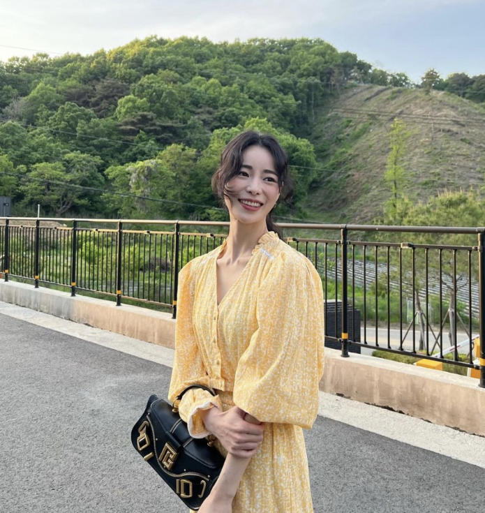  연진이가 좋아하는 플라워 패턴의 크롭탑과 슬릿 스커트 여자 셋업 패션