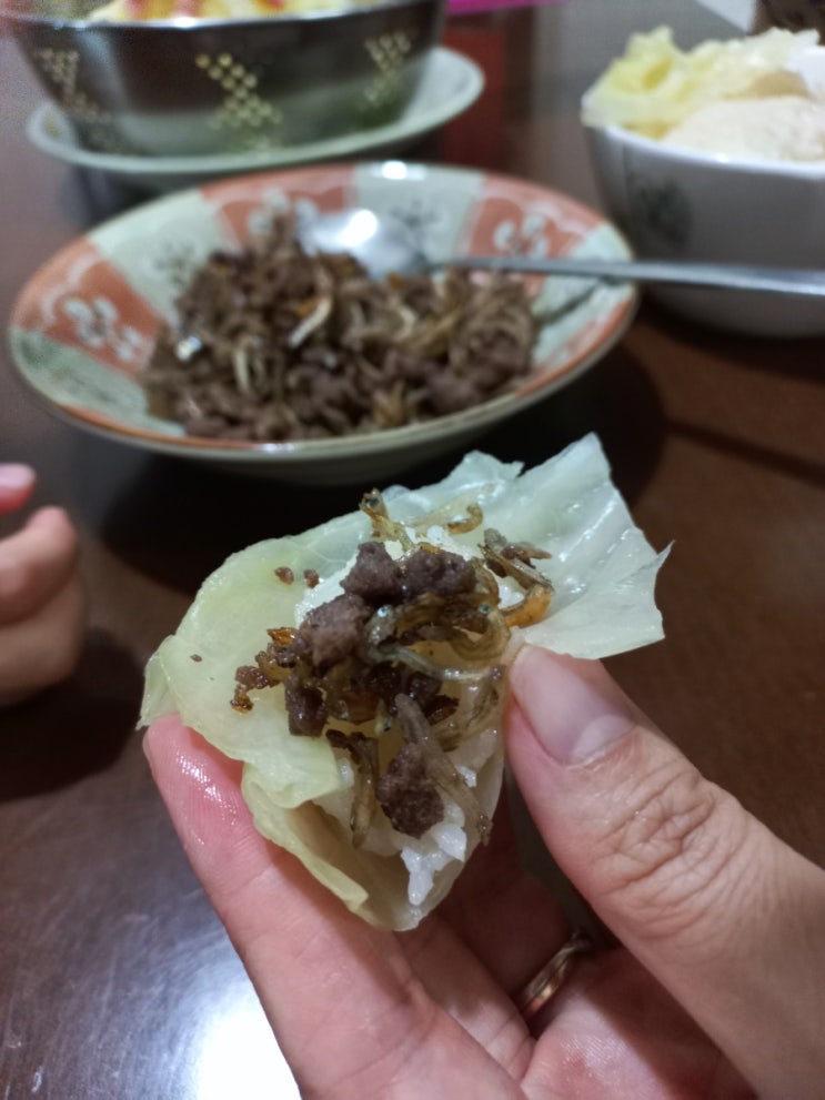  다진 소고기, 잔멸치, 양배추 세 가지로 10분 만에 끝내는 건강한 아이 밥상