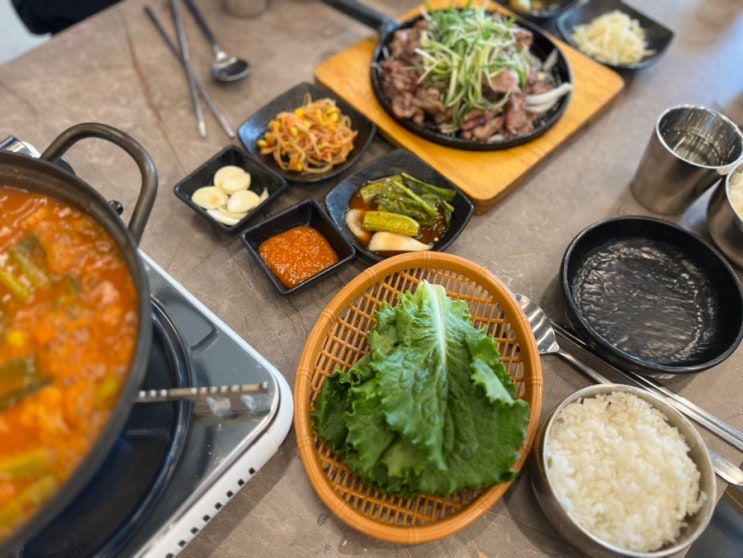  [문지동고기] 연탄불에 초벌한 쫄깃쫄깃한 고기와 얼큰한 찌개로 든든한 한끼 문지동 점심특선 열두달꽃돼지
