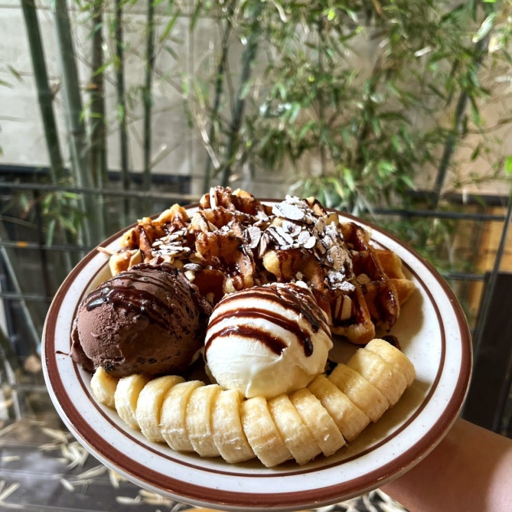  [강남] 조용한 분위기 신논현 대형 디저트 카페, 더달달