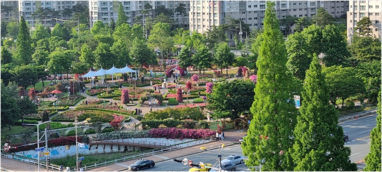  아파트 현관롤방충망으로 시원하게 환기하세요 - 파리 모기 날파리는 물론, 낯선 사람의 침입방지 잠금장치 있습니다.