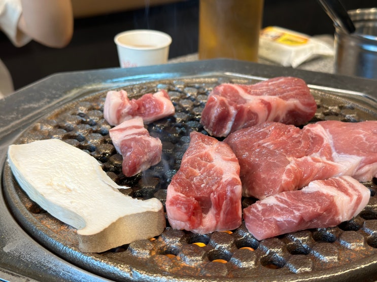 홍대 고기집 제줏간 군침 도는 선홍빛 육질