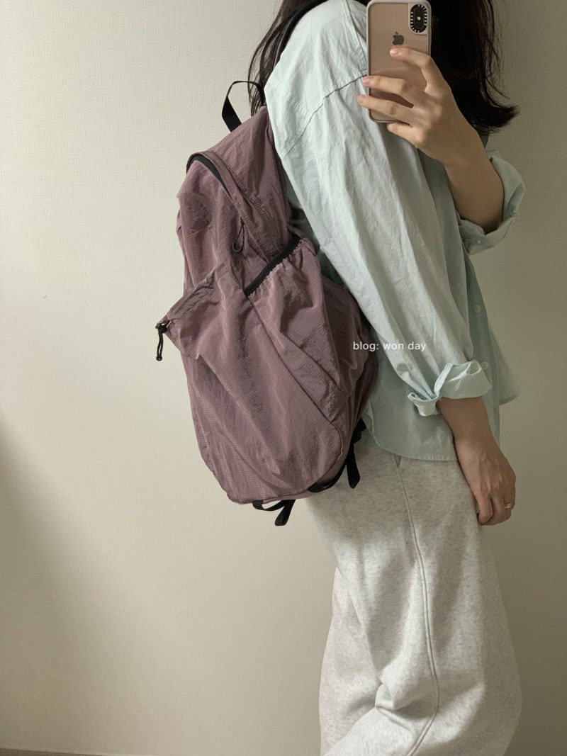에메모가든 백팩 85 사이즈 나일론 메탈립 인디고 핑크 착샷