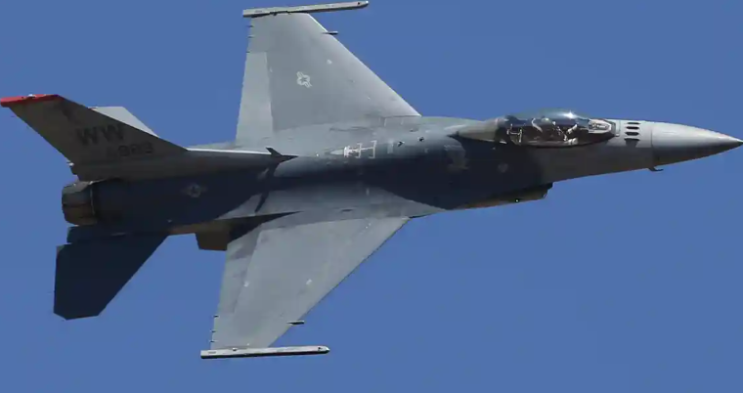 러시아는 우크라이나에 F-16 제트기를 제공하는 것이 서방에 '대규모 위험'이라고 말합니다