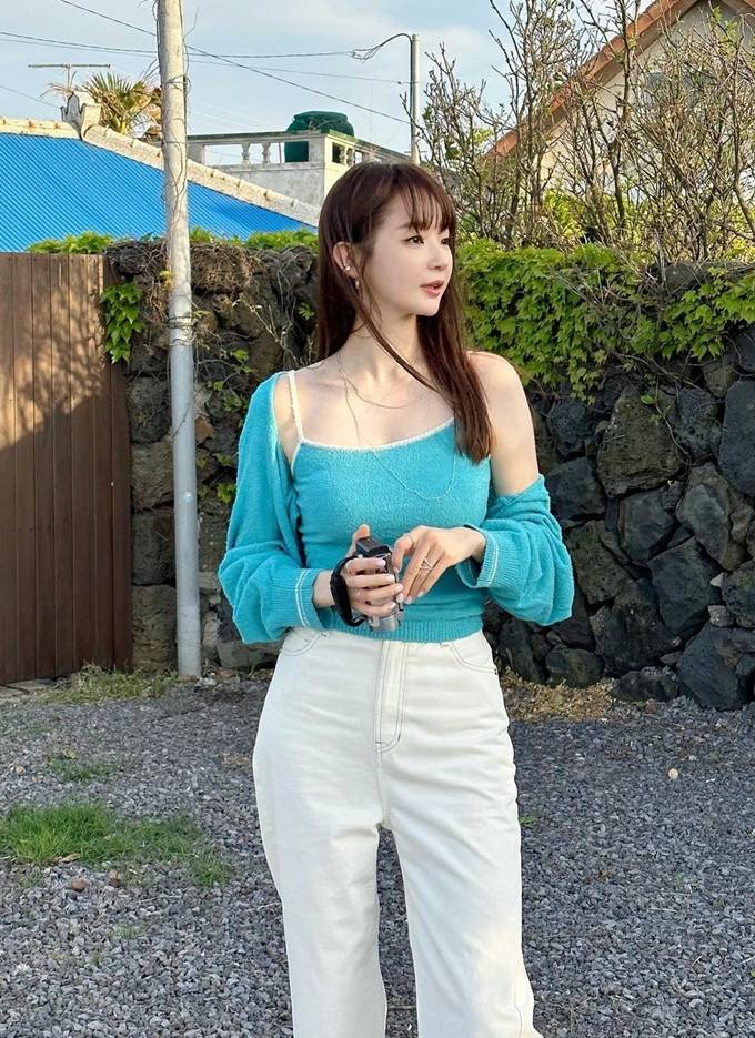 '열정페이 논란' 이후 근황 공개한 강민경, "잘못 산 듯 죄책감 들 때도" '열정페이 논란' 이후 근황 공개한 강민경, "잘못 산 듯 죄책감 들 때도"