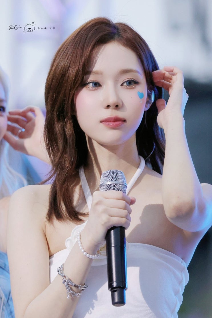 에스파 멤버 윈터, 관객으로 참여한 '해리 스타일스 콘서트' 현장 목격담 공개돼 화제 에스파 멤버 윈터, 관객으로 참여한 '해리 스타일스 콘서트' 현장 목격담 공개돼 화제