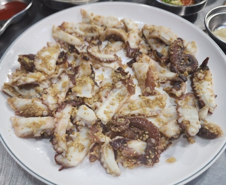  힘찬갯벌낙지 - '문어마늘숙회'가 진짜 개맛있는 군자역 맛집