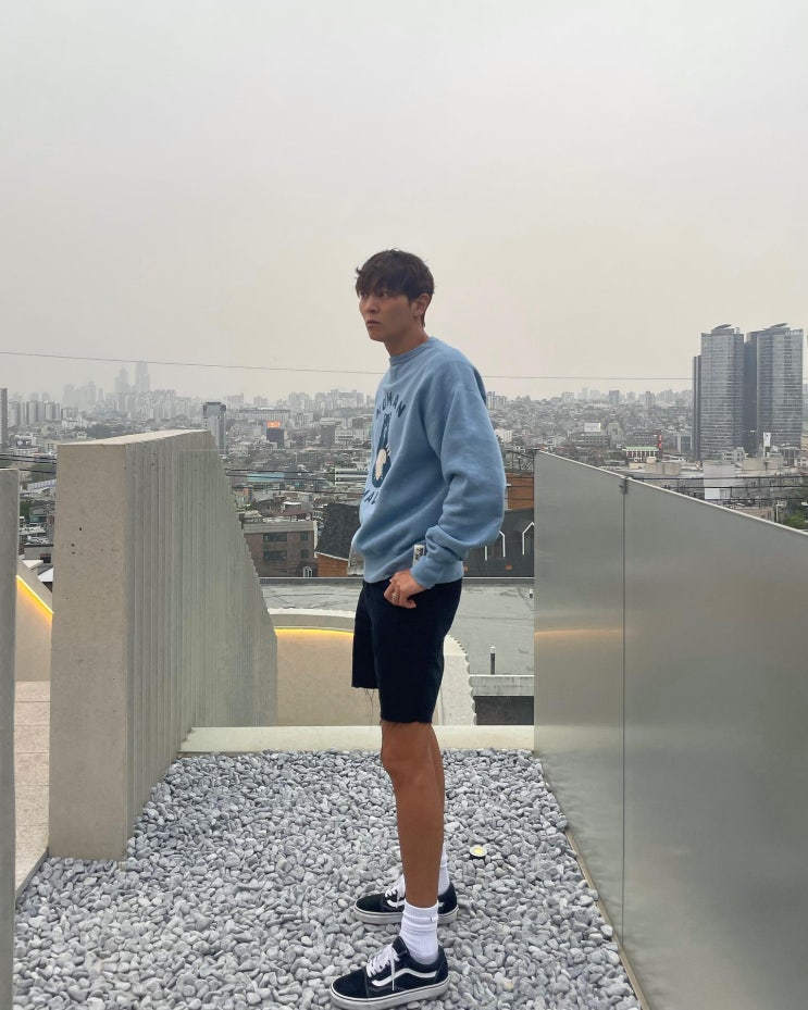 주원의 휴먼메이드 맨투맨 & 반스 운동화 코디 How much? 주원의 휴먼메이드 맨투맨 & 반스 운동화 코디 How much?