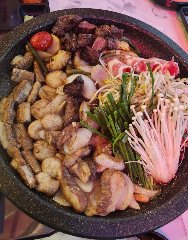  송죽동맛집 힙한 마왕소곱창에서 모둠곱창 맛있게 먹었어요.