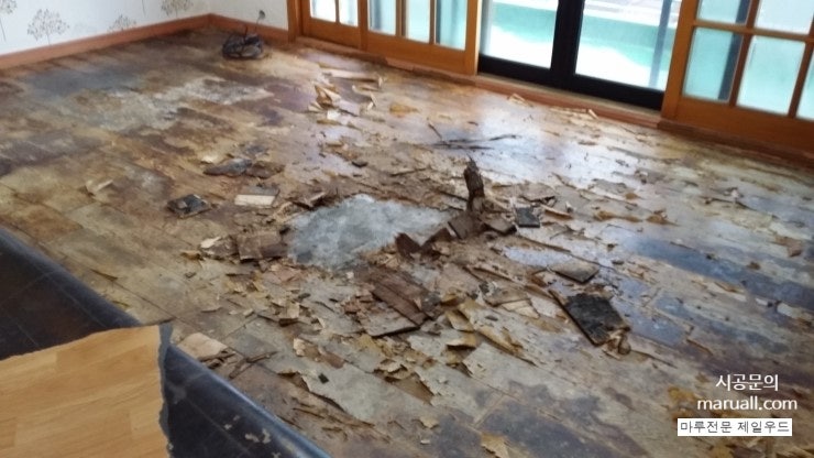  마루위에 장판 깔지 마세요, 장판아래 나무는 썩고있습니다.