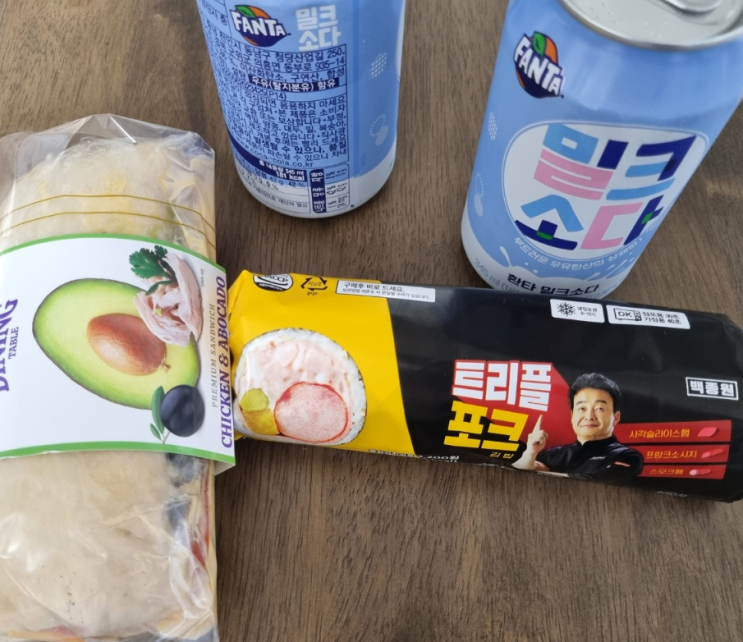 CU 편의점 김밥과 아보카도 샌드위치 밀크소다로 점심 떼우기