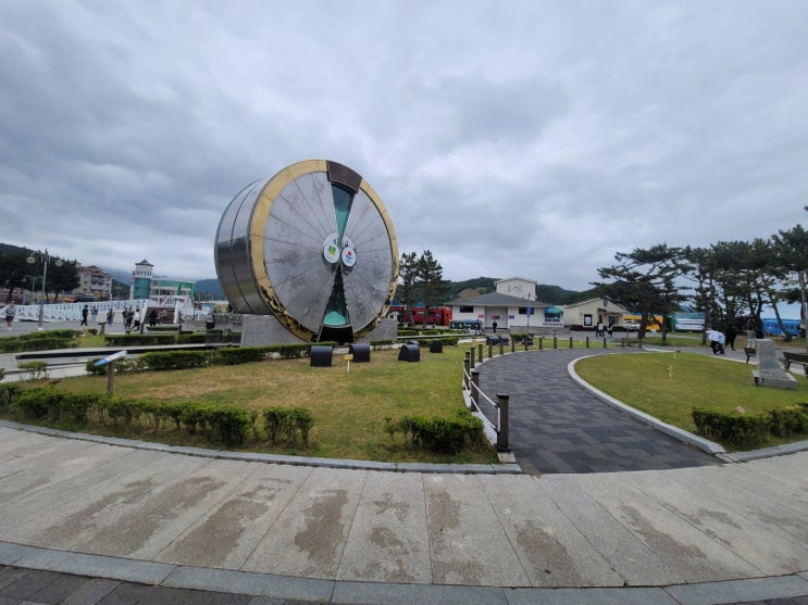 강릉 모래시계 공원: 1년 주기의 거대한 모래시계가 있는 정동진 해변 공원