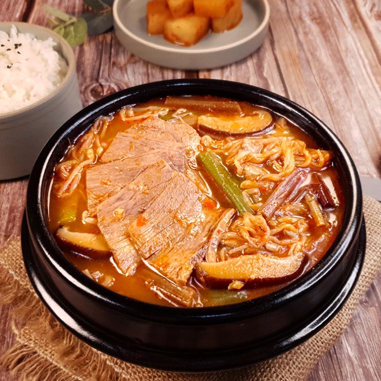 c한끼데이 간편식 '수육 풍덩~ 얼큰한 소고기 육개장'