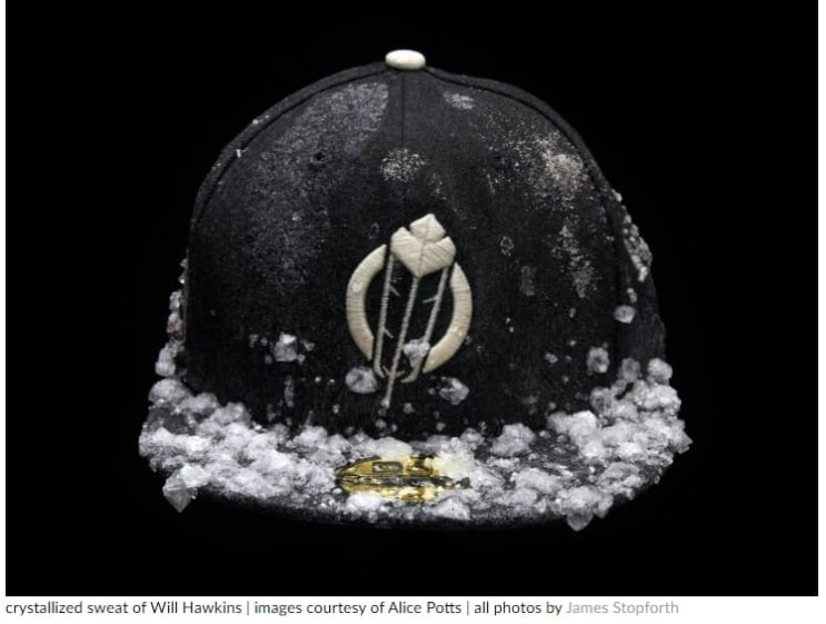 앨리스 팟츠 모자는...녹지 않는 땀의 얼음 결정체On alice potts’ wearable hats, liters of human sweat crystallize...