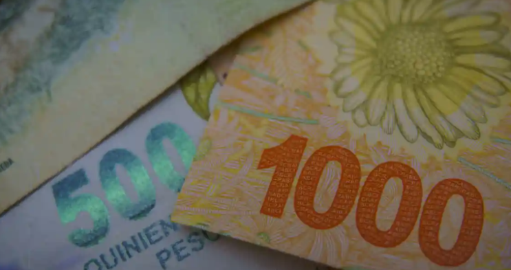 아르헨티나에서 가장 높은 액면가의 지폐는 현재 4달러 상당의 2,000 페소 지폐입니다
