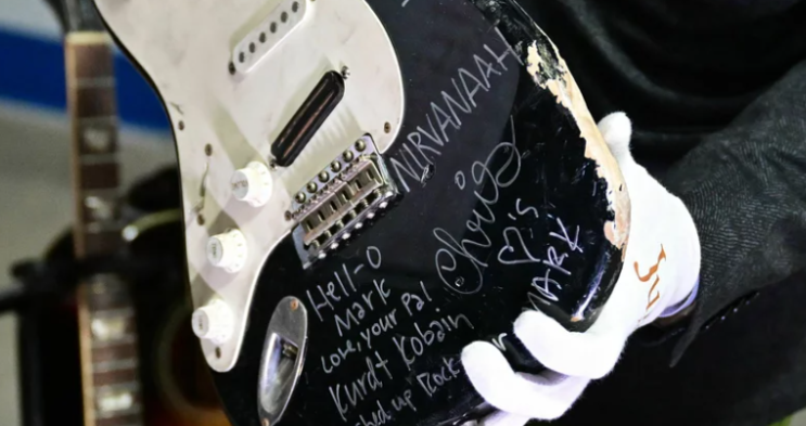 커트 코베인의 부서진 기타는 거의 60만 달러에 팔립니다