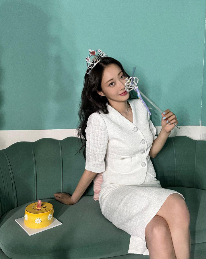  따스한 햇살 아래 깔끔한 여자 셋업 패션으로 화이트 미니 스커트 코디 추천