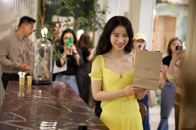임지연 리퀴드 퍼퓸바 행사 속 화사한 셀프 포트레이트 옐로우 원피스 How Much? 임지연 리퀴드 퍼퓸바 행사 속 화사한 셀프 포트레이트 옐로우 원피스 How Much?