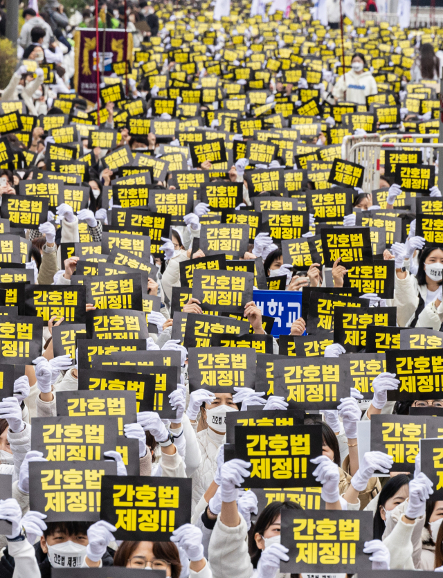 출근해서 하는 모든 일이 <b>불법진료 간호사</b> 자진신고’만 1만건