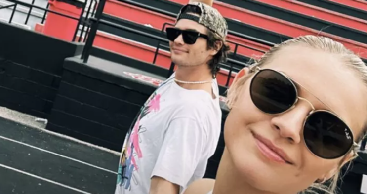 Kelsea Ballerini가 그녀의 녹스빌 고등학교에 남자친구 Chase Stokes를 집으로 데려왔습니다 Kelsea Ballerini가 그녀의 녹스빌 고등학교에 남자친구 Chase Stokes를 집으로 데려왔습니다