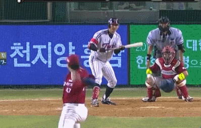  야구 몰라도 실소 터지는 상황.gif