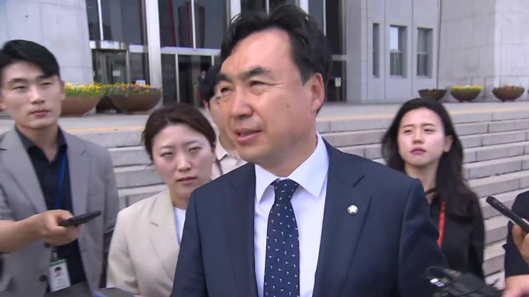 <b>검찰</b> 조사받은 윤관석 '결백 밝혀낼 것'...이번 주 <b>구속영장</b>