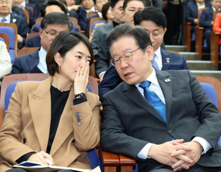 고민정 겨냥한 “잔다르크 될 줄 알았나”…<b>쓴소리</b>에 쏟아진... 